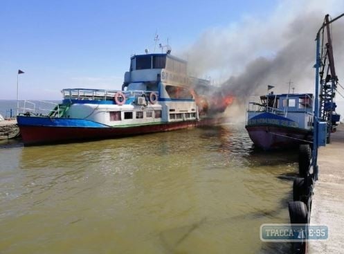 Прогулочный катер загорелся в Одесской области. Видео