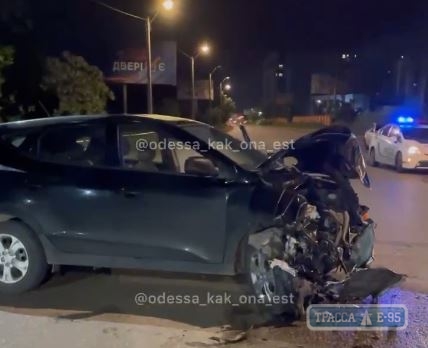 Полицейский автомобиль разбил Hyundai ночью в Одессе. Видео