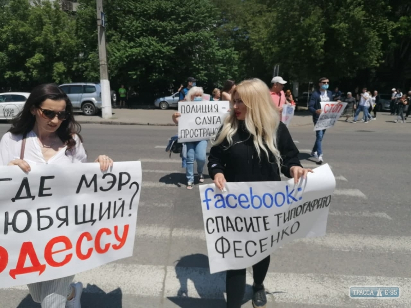 Одесситы перекрыли дорогу в знак протеста против незаконной стройки