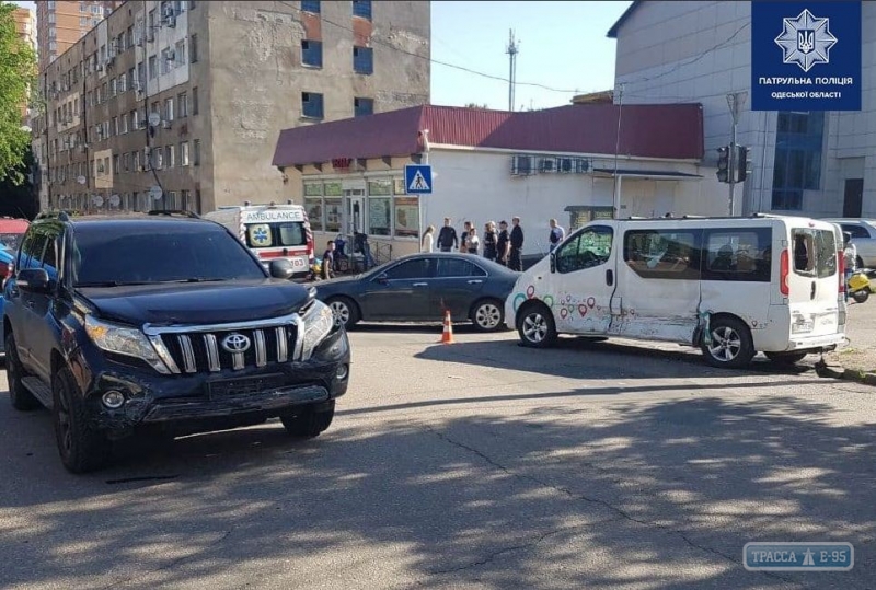 Микроавтобус перевернулся в результате ДТП в Одессе. Видео