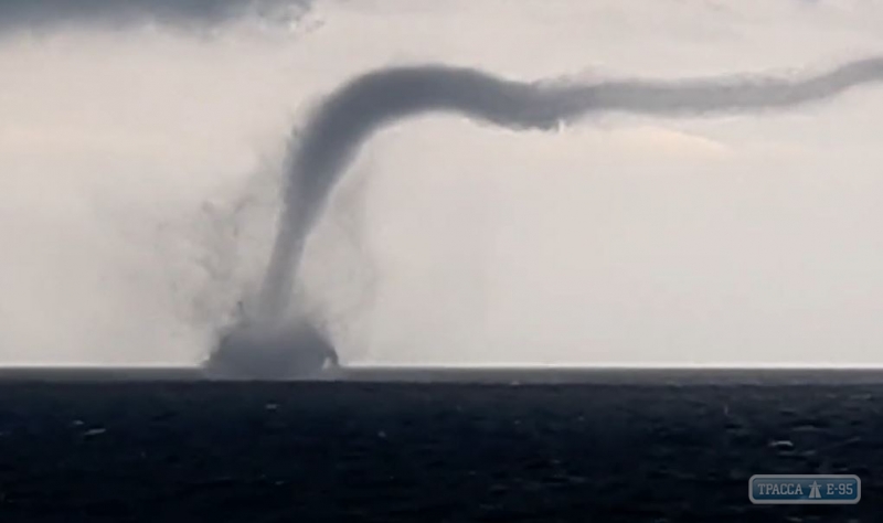 Смерч пронесся в море под Одессой. Видео