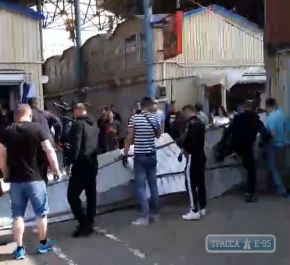 Конфликт разгорелся на рынке «7 километр» под Одессой. Видео