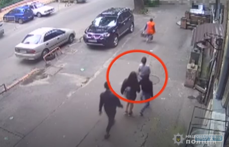 Полиция показала, как обворовывают прохожих в Одессе. Видео