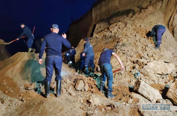 Спасатели ночью продолжают поиск людей под завалами на пляже в Одесской области 