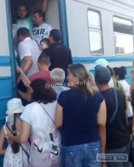Пассажирам одесских электричек не страшен коронавирус. Видео