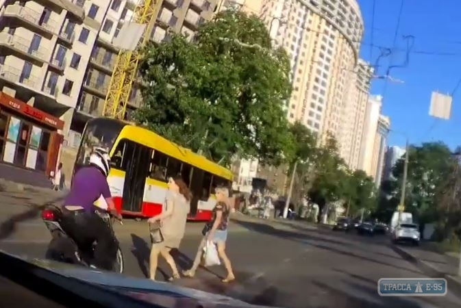Мотоциклист сбил беременную женщину в Одессе на пешеходном переходе. Видео