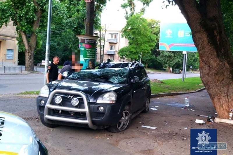 Автомобиль крышей протаранил дерево возле Одесской киностудии. Видео
