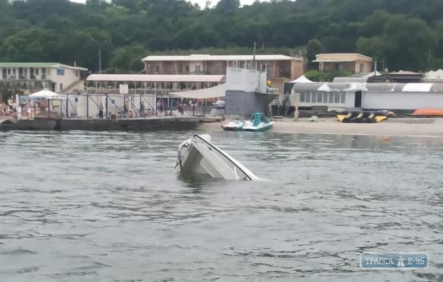 Яхта перевернулась в море под Одессой. Видео