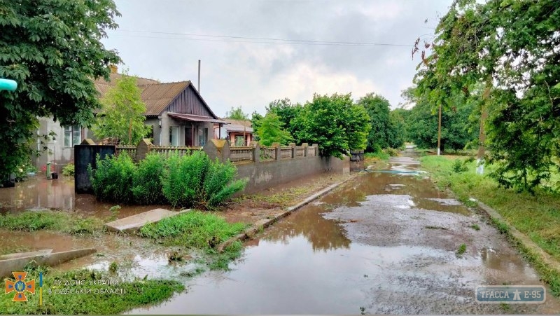 Одесские спасатели ликвидируют последствия сильных ливней (фото)