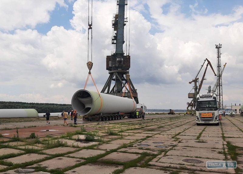 Порт Рени принял очередные части гигантских ветрогенераторов