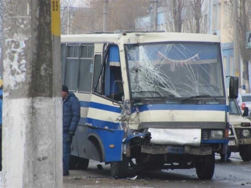 Маршрутка с пассажирами врезалась в столб в Одессе (фото)