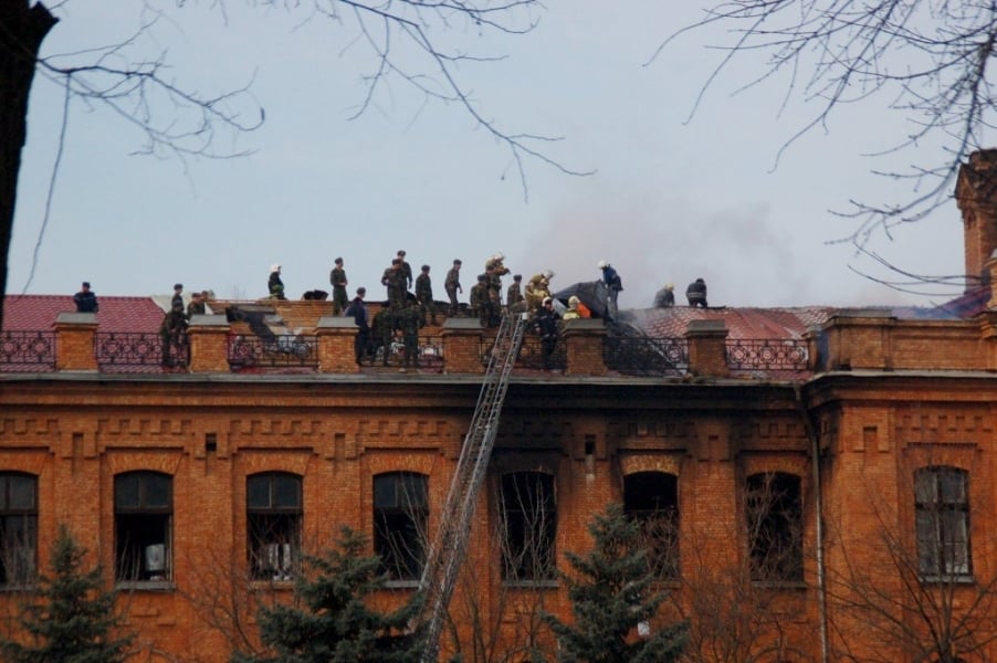 В Одессе горит здание Военной академии (фото)