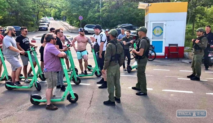 Муниципалы выдворяют до 200 самокатчиков в сутки с одесской Трассы здоровья