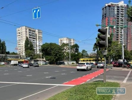 Велодорожка перекроила схему движения на площади Толбухина в Одессе. Видео