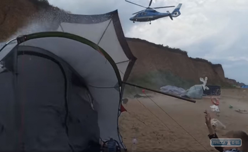 Частный вертолет едва не покалечил отдыхающих на пляже в Одесской области. Видео