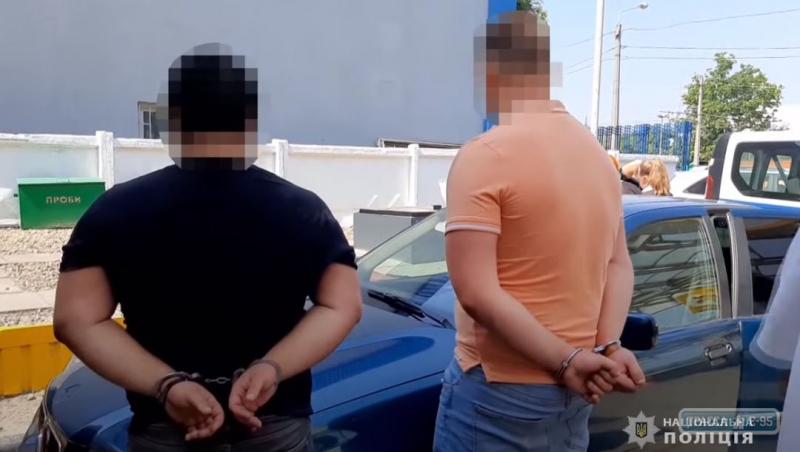 Аферисты грабили прохожих в Одессе. Видео 