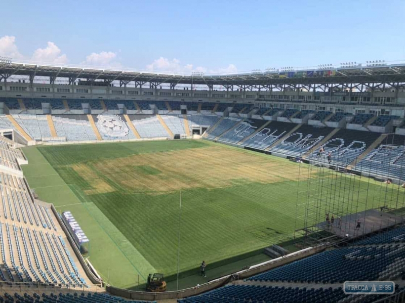Фанаты Монатика уничтожили газон одесского стадиона