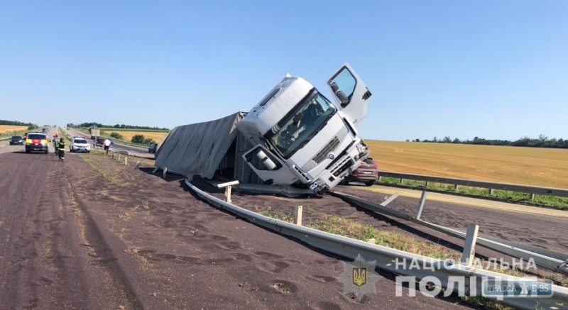 Фура с рапсом перевернулась на трассе Киев-Одесса