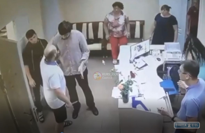 Мужчина с ножом ворвался в сельсовет под Одессой. Видео