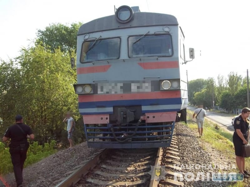 Мужчина лег под поезд в Одесской области