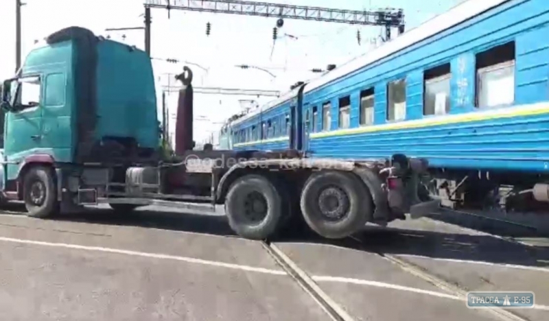 Поезд столкнулся с фурой в Одессе. Видео