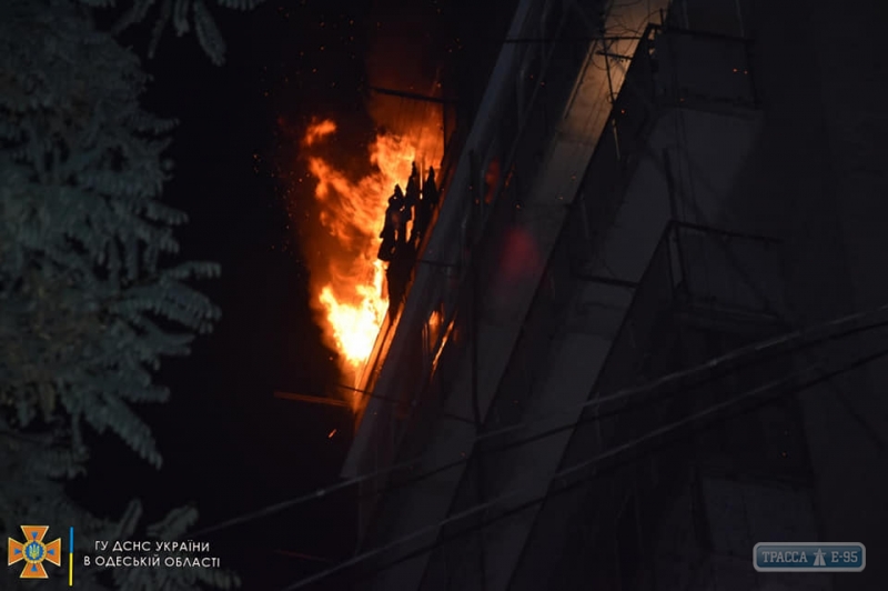 Пожар в Одессе уничтожил квартиру на 11 этаже. Видео