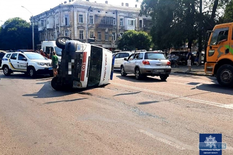 Автомобиль скорой помощи перевернулся на одесской Молдаванке (ОБНОВЛЕНО)