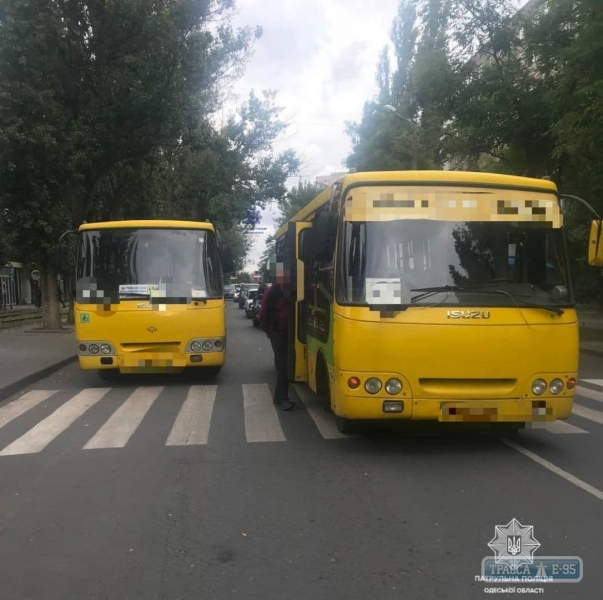 Маршрутки устроили гонки и сбили подростка в Одессе