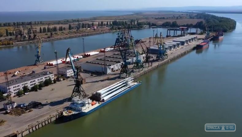 77-метровые лопасти для ВЭС перегружены в порту Рени. Видео 