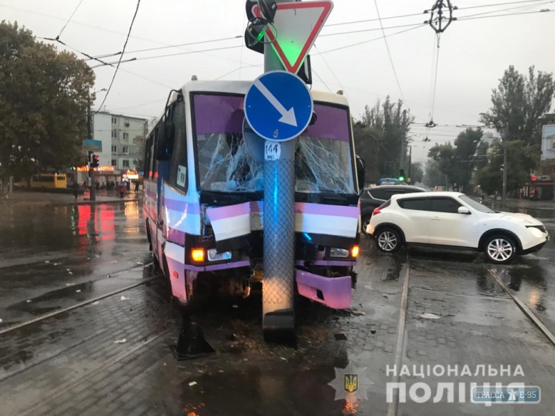 Маршрутка врезалась в столб в Одессе – пострадали 9 пассажиров