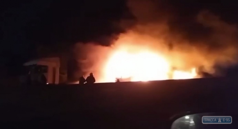 Фуры сгорели под Одессой, водитель погиб. Видео