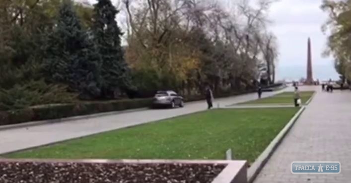 Автомобиль прокатился по Аллее Славы в Одессе. Видео