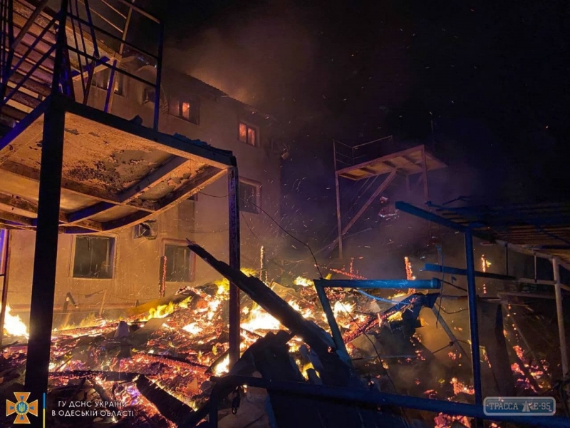 Пожар уничтожил одно здание и повредил два на базе отдыха в Одесской области