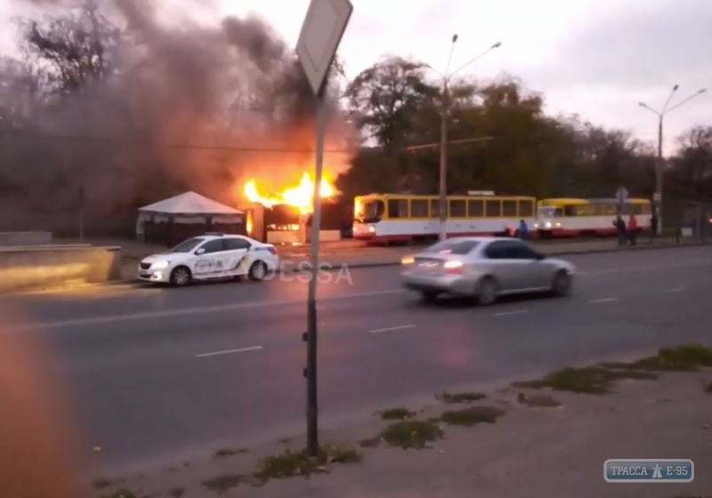 Торговый павильон сгорел утром в Одессе. Видео