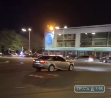 Дрифтеры гоняют у Одесского аэропорта, не обращая внимания на «берлинские подушки». Видео 