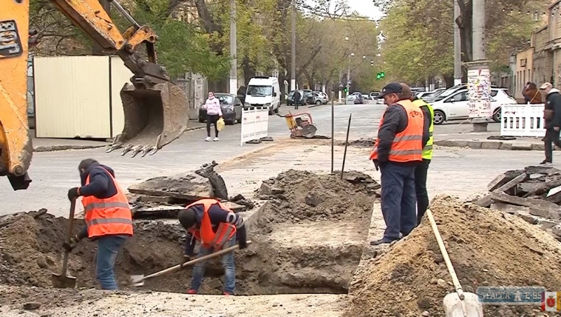 Инфоксводоканал показал «ударные» темпы работ на перекрытых улицах центра Одессы. Видео  