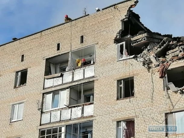 Взрыв разрушил 2 этажа пятиэтажки в Новой Одессе. Видео