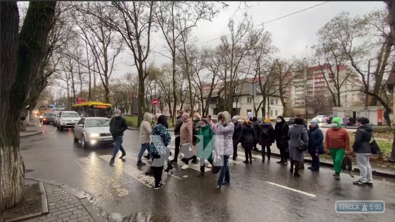 Медики перекрыли движение на оживленной улице в Одессе, требуя положенные им деньги