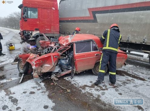 Два человека погибли на скользкой трассе Одесса – Николаев. Видео