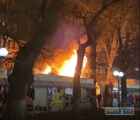 Ряд торговых павильонов сгорел вечером в Одессе. Видео