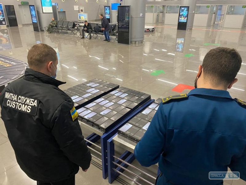 Одессит пытался тайно ввезти в Украину более 200 iPhone в 4 чемоданах. Видео 