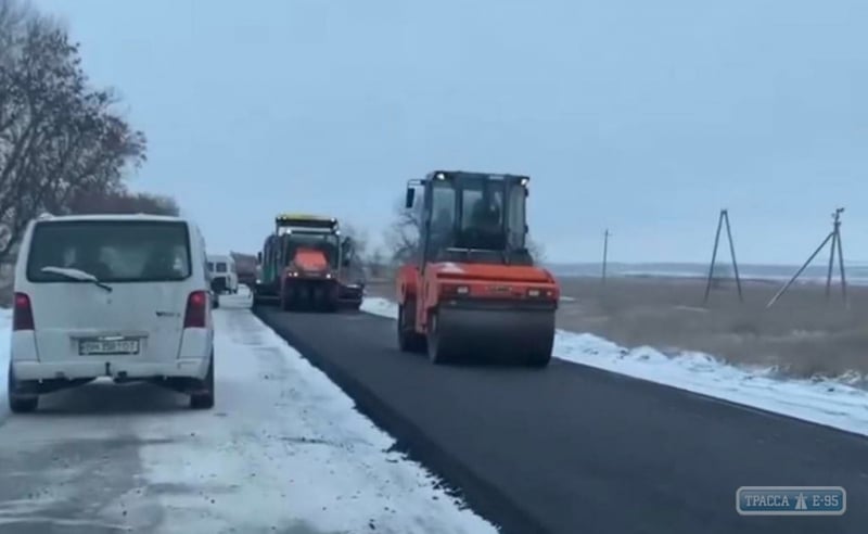 Дорожники укладывали асфальт в снег на юге Одесской области. Видео