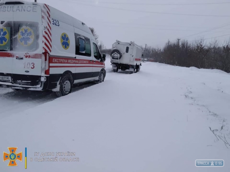 8 автомобилей застряли в снежных заносах в Одесской области