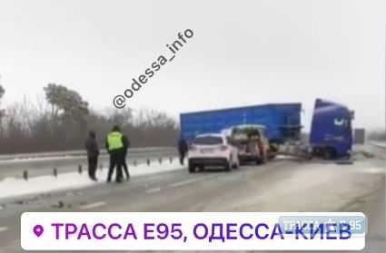 Авария затруднила проезд по трассе Одесса-Киев. Видео
