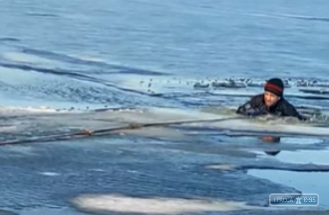 Рыбаки спасли человека в Одесской области, провалившегося под лед. ВИДЕО