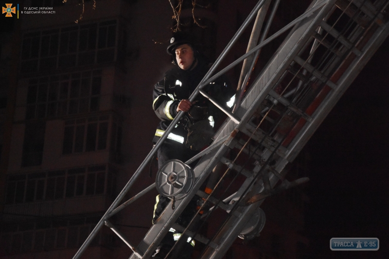 Пожарные эвакуировали 40 человек из высотки в Одессе