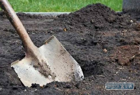 Мужчина раскопал могилу ненавистного начальника в Одесской области