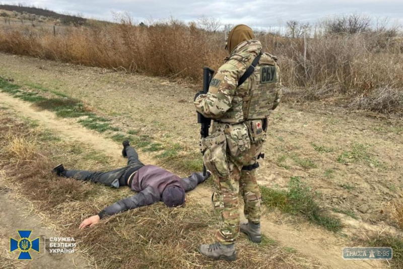 Одесский пограничник переправлял нелегалов через границу