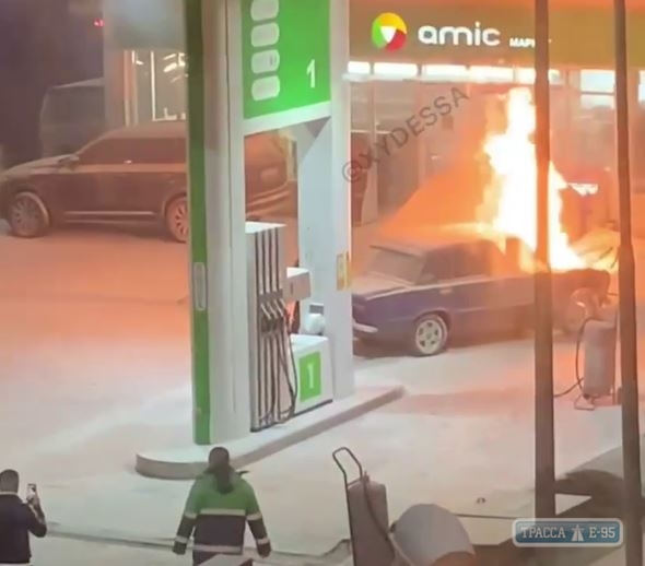 Автомобиль загорелся на заправке в Одессе.