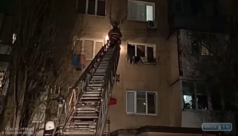 Спасатели в Одесской области сняли с кондиционера многоэтажки женщину. Видео